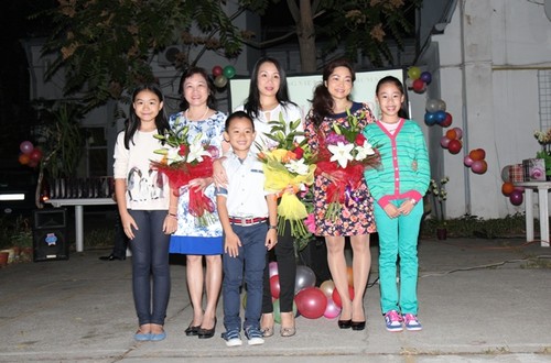 Tết trung thu và Lễ bế giảng lớp học tiếng Việt hè 2015 tại Rumani - ảnh 8